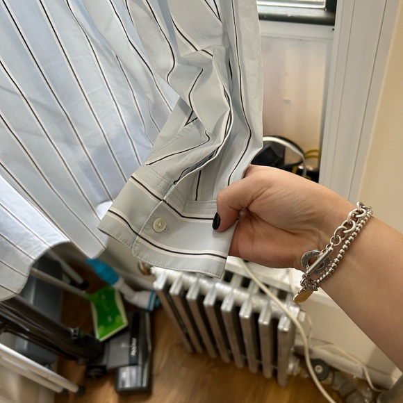 ARITZIA OVERSIZED BUTTON DOWN - Picture 5 of 6